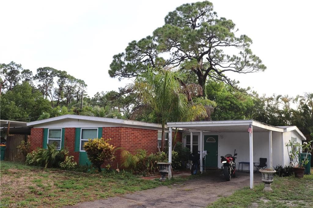 1340 Pine ST NAPLES, FL 34104