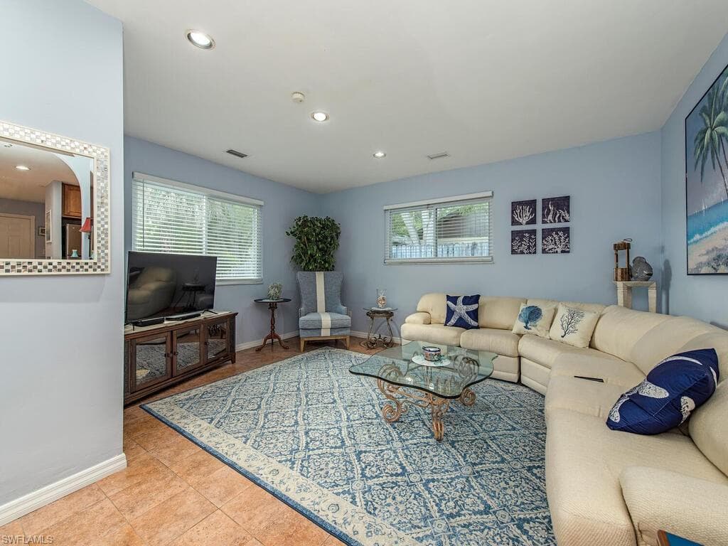 609 93rd AVE N NAPLES, FL 34108
